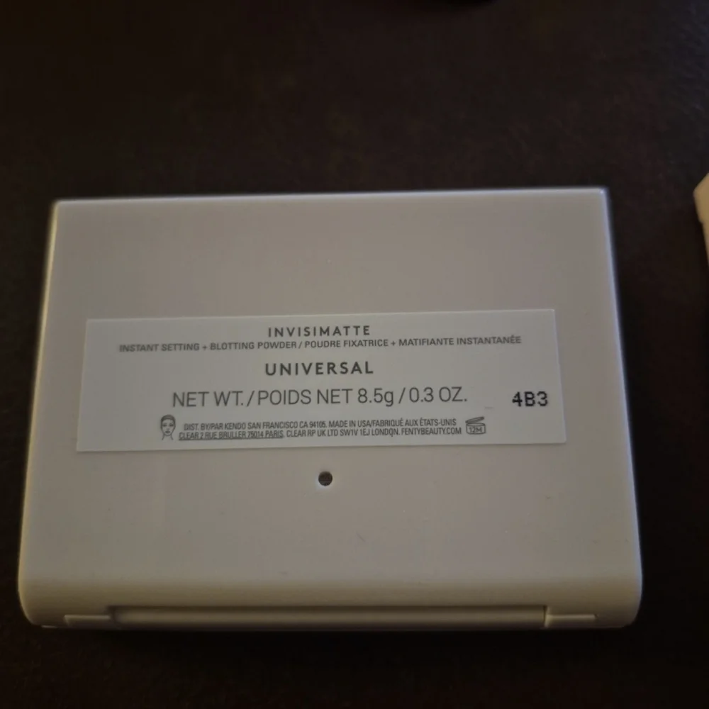 Fenty Beauty Invisimatte Blotting Powder Universal - Picture 6 of 7